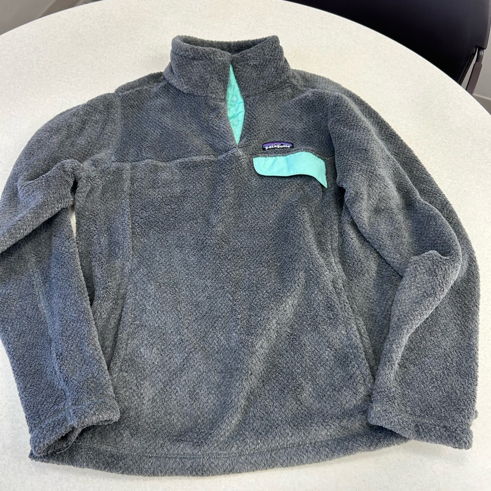 Women’s Patagonia Re-tool Snap-T pullover in size Medium.